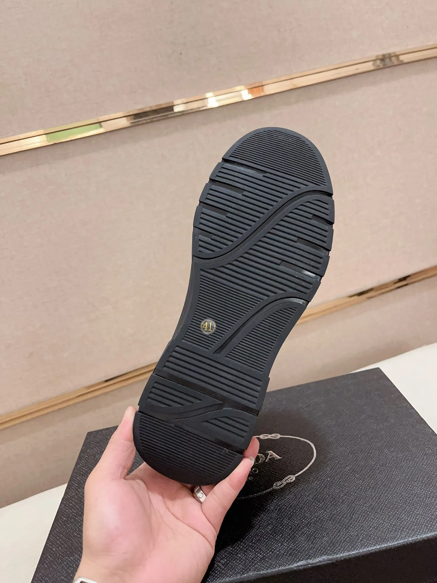 Factory price 480💰 (sheepskin lining * velvet lining optional! Can be made without label) High-quality new PRADA (Prada) counters are launched simultaneously, new men's shoes, 😘fabric is made of high-tech glue-spraying technology. Lining: sheepskin lining* velvet lining. 👍🏿 High-end ☄️ air-cushion molded anti-slip rubber outsole, exquisite lines, simple and elegant, comfortable and high-end for leisure travel. Code number: 38 to 44 (45 can be customized and cannot be returned or exchanged)
